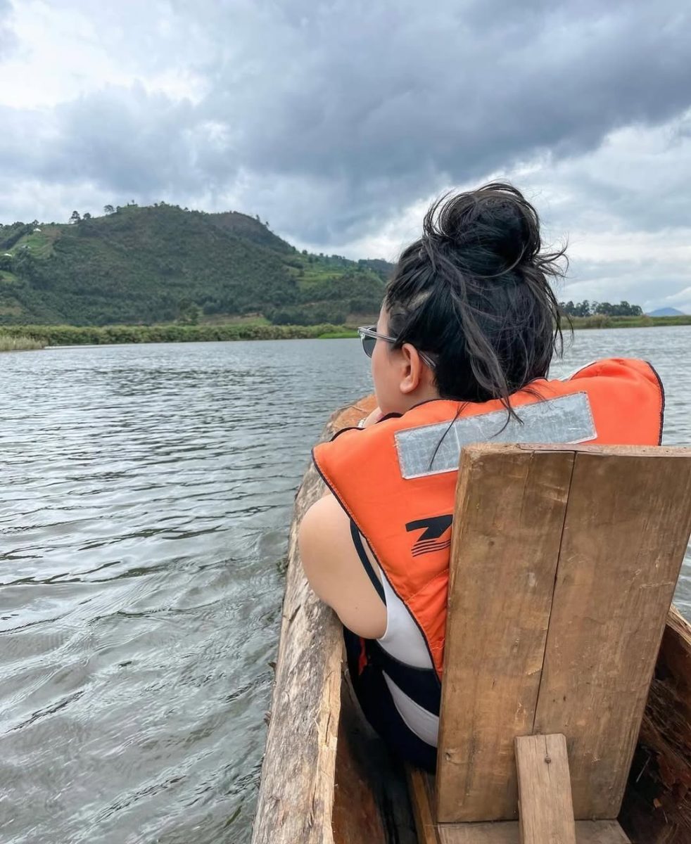 Canoeing lake mutanda